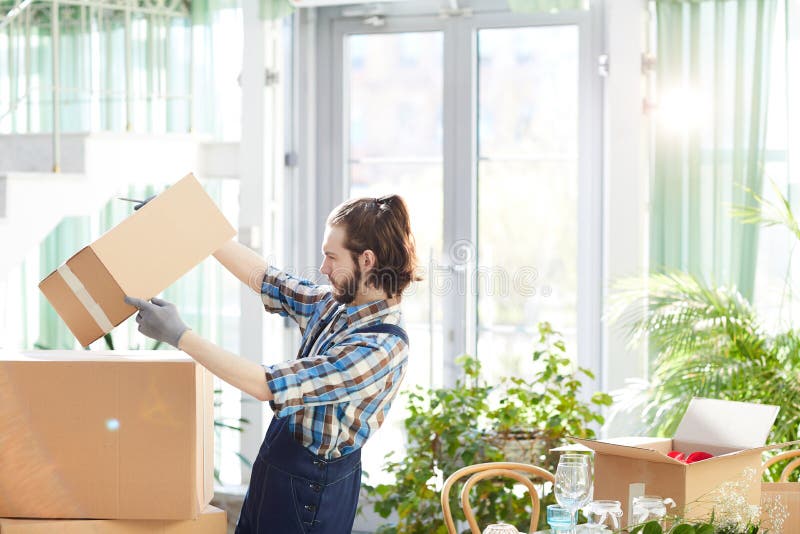 Caixa de verificação concentrada do motor no restaurante imagem de stock