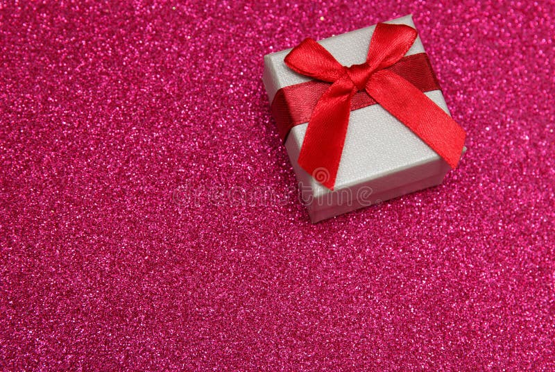 Caixa do rosa do presente no fundo cor-de-rosa de brilho o conceito do presente das felicitações Vista superior, espaço da cópia imagens de stock Caixa do rosa do presente no fundo cor-de-rosa de brilho o conceito do presente das felicitações Vista superior, espaço da cópia imagens de stock