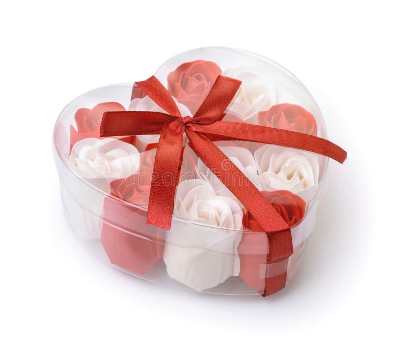 Caixa em forma de coração cheia de flores de sabão de rosa imagem de stock