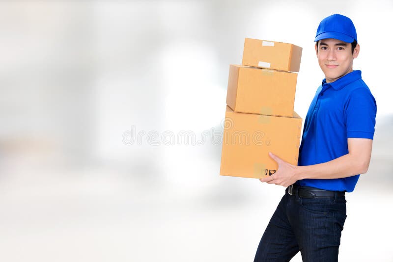 Caixa levando de sorriso do pacote do homem de entrega fotos de stock Caixa levando de sorriso do pacote do homem de entrega fotos de stock