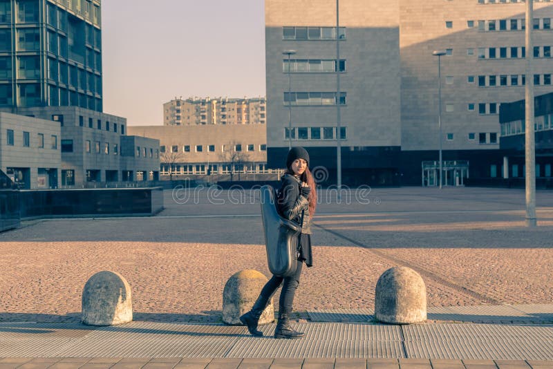Caixa levando do saxofone da jovem mulher bonita imagem de stock