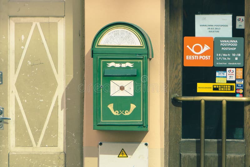 Caixa postal do cargo de Eesti perto da entrada à estação de correios fotografia de stock Caixa postal do cargo de Eesti perto da entrada à estação de correios fotografia de stock