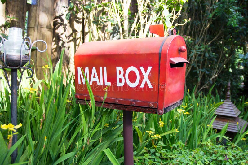 Caixa postal no jardim
