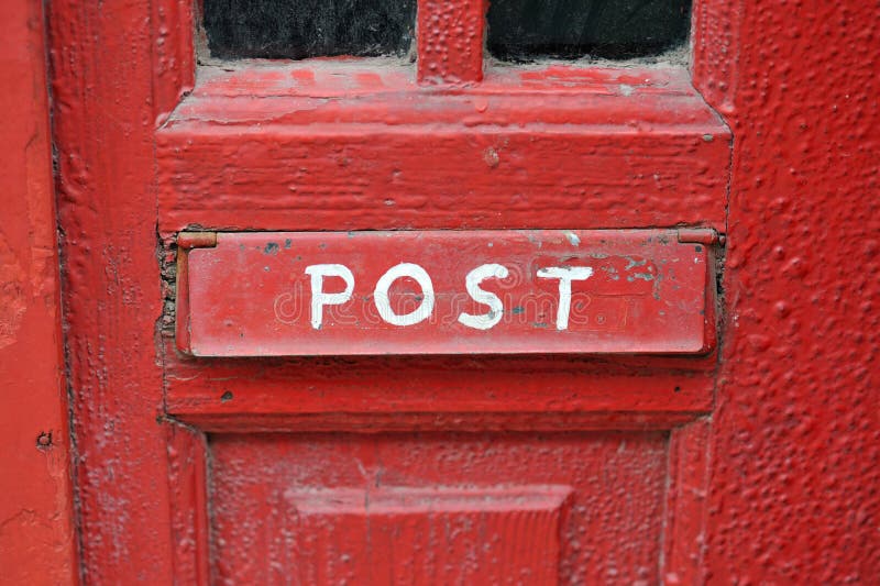 Caixa postal suja vermelha