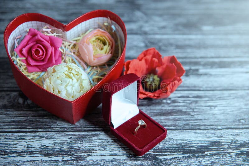 Caixa Vermelha Em Forma De Coração Com Flores Comestíveis De Chocolate E  Uma Caixa Com Anel De Casamento Foto de Stock - Imagem de moldado, buquê:  198041884