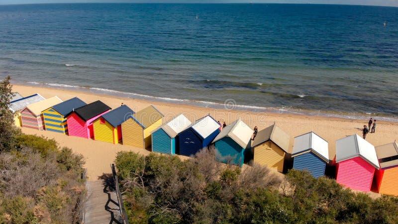 Caixas da praia de Brighton Beach, vista panorâmica aérea no inverno imagens de stock Caixas da praia de Brighton Beach, vista panorâmica aérea no inverno imagens de stock