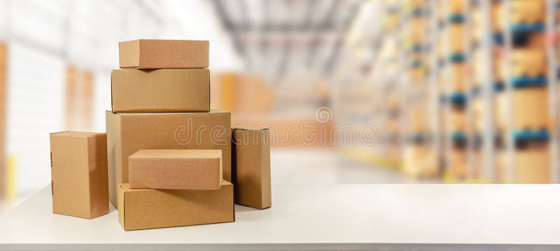 Caixas de cartão no armazém pronto para o transporte