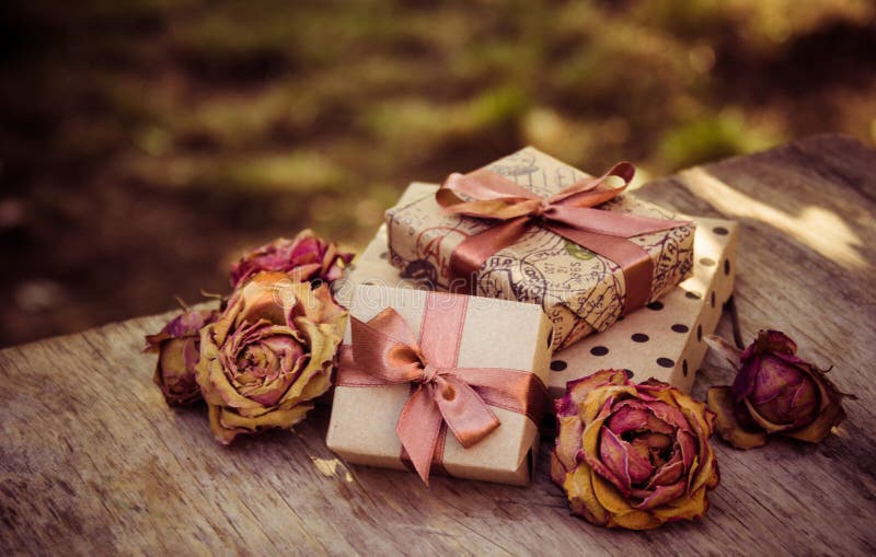 Caixas de presente e rosas secas Flores e caixa de presente secadas do ofício pilha de presentes e de flores secadas foto de stock Caixas de presente e rosas secas Flores e caixa de presente secadas do ofício pilha de presentes e de flores secadas foto de stock