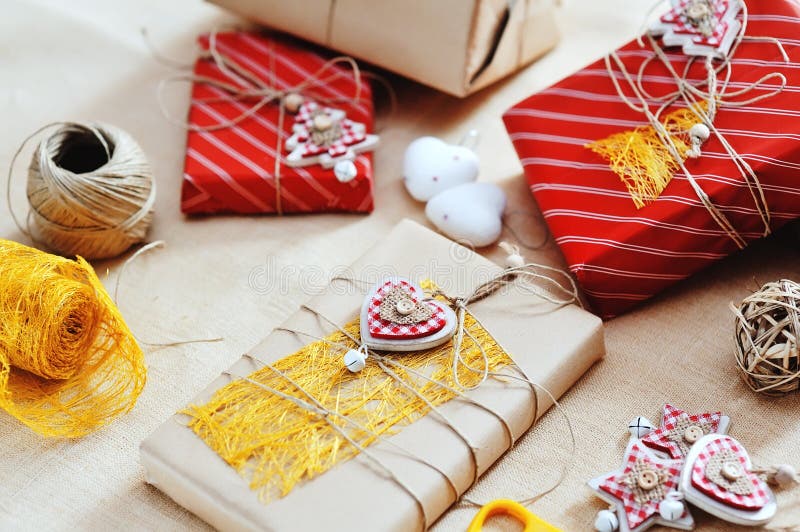 Caixas de presente para o Natal e as decorações da árvore fotografia de stock royalty free Caixas de presente para o Natal e as decorações da árvore fotografia de stock royalty free