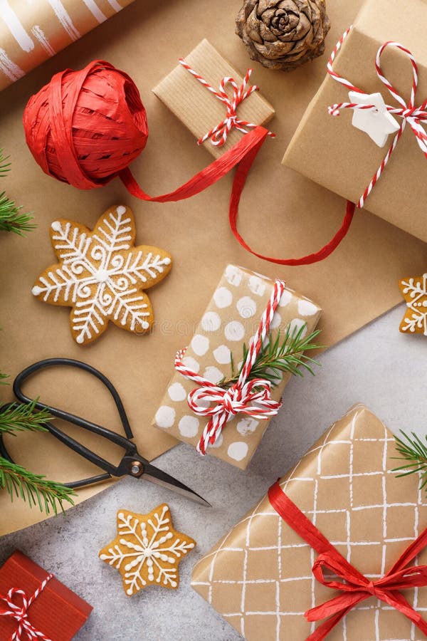 Caixas de presentes de Natal, papel de embrulho, biscoitos e fita vermelha fotografia de stock Caixas de presentes de Natal, papel de embrulho, biscoitos e fita vermelha fotografia de stock