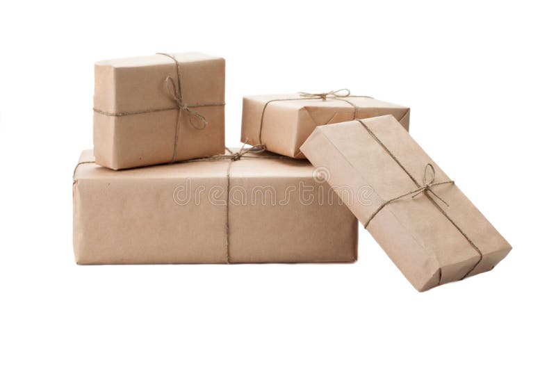 Caixas envolvidas com o papel de embalagem marrom isolado no backgroun branco imagem de stock Caixas envolvidas com o papel de embalagem marrom isolado no backgroun branco imagem de stock