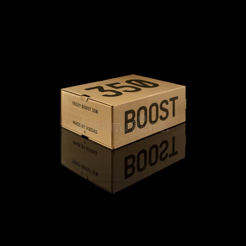Caja Adidas Boost 350 V2 - Retrato De Estudio editorial - Imagen de empaquetado, actividad: 160809772