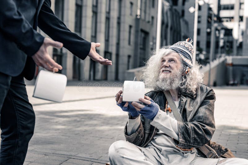 Caja blanca que lleva pobre de emisión del viejo hombre con la comida fresca fotos de archivo Caja blanca que lleva pobre de emisión del viejo hombre con la comida fresca fotos de archivo
