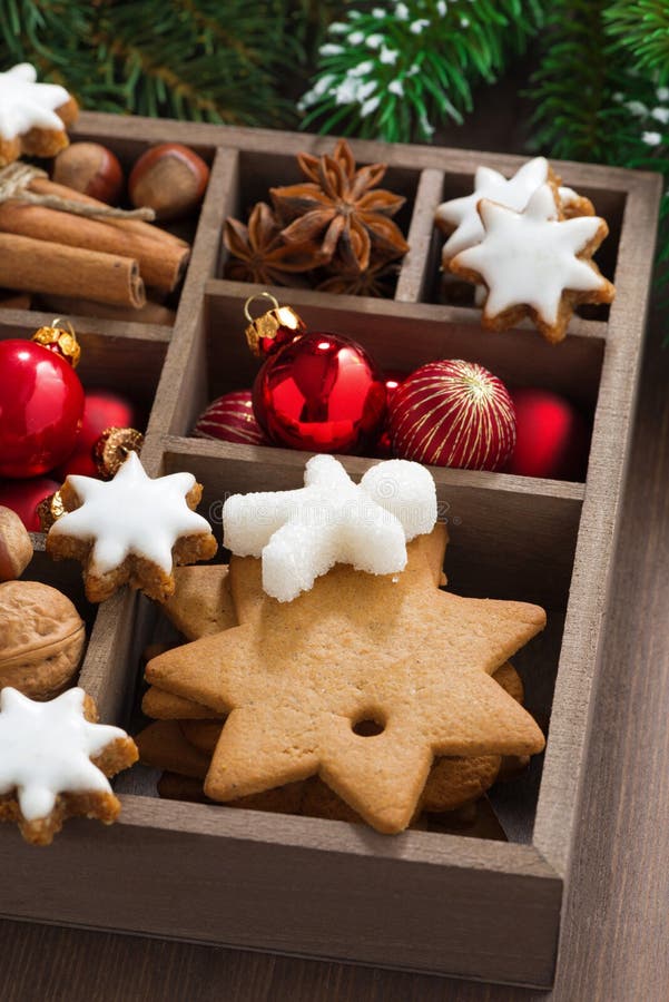 Caja con símbolos de la Navidad en una tabla de madera, primer foto de archivo libre de regalías