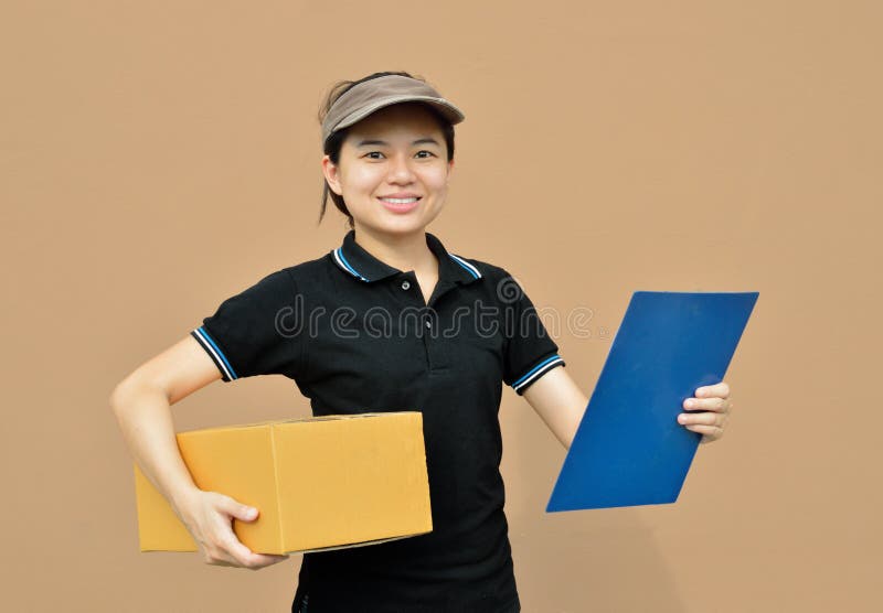 Caja de cartón de la mujer de la entrega que lleva imagenes de archivo