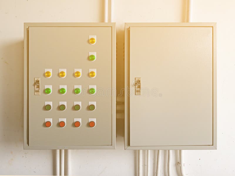 Caja Control Eléctrica De Poder Del Interruptor Dos Foto de archivo - Imagen anaranjado, fuente: 152024346