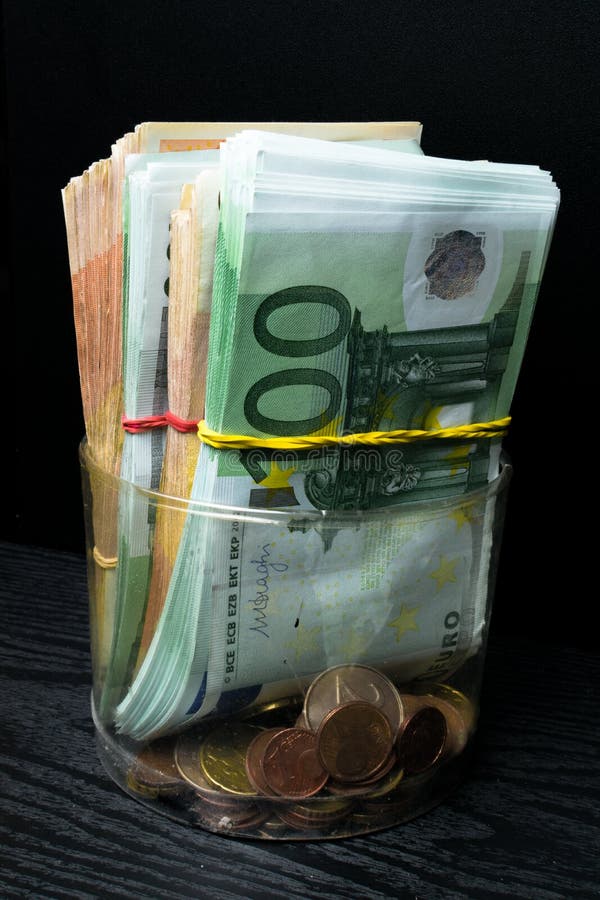 Caja de dinero del ahorro con los billetes de banco euro, centavos Billetes de banco de la unión europea fondo euro del efectivo imagen de archivo Caja de dinero del ahorro con los billetes de banco euro, centavos Billetes de banco de la unión europea fondo euro del efectivo imagen de archivo