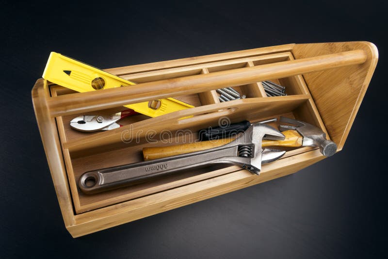 Caja De Herramientas De Madera Con Las Herramientas Imagen de archivo