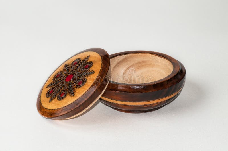 Caja de madera redonda imagen de archivo. Imagen de envase 33888803