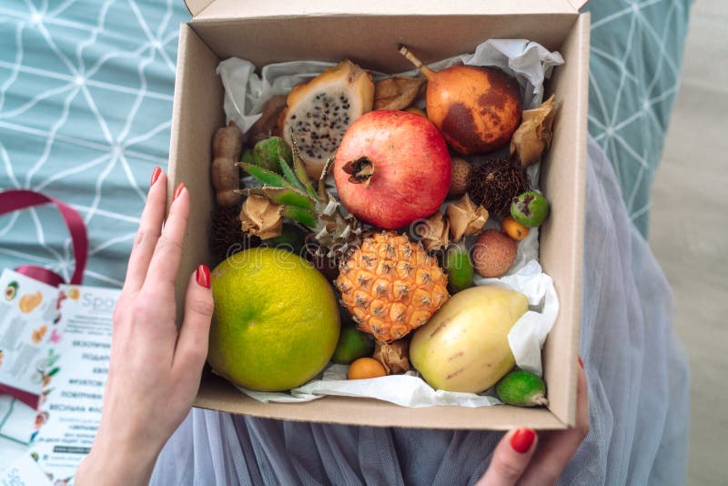 Caja de manos de la muchacha de la fruta fotografía de archivo libre de regalías Caja de manos de la muchacha de la fruta fotografía de archivo libre de regalías