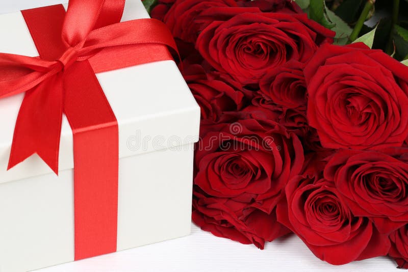 Caja de regalo con las rosas para los regalos, la tarjeta del día de San Valentín o la madre de cumpleaños fotografía de archivo Caja de regalo con las rosas para los regalos, la tarjeta del día de San Valentín o la madre de cumpleaños fotografía de archivo