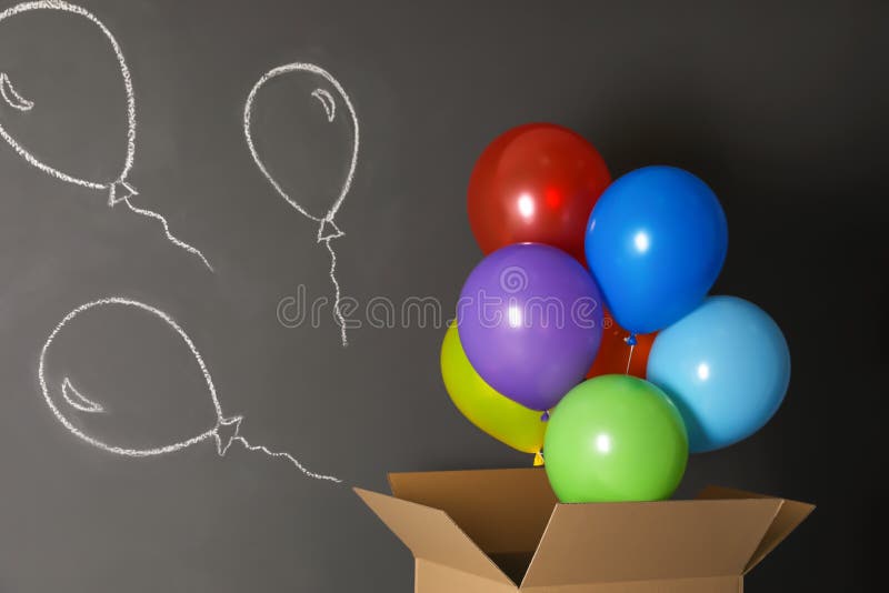 Caja de regalo con los balones de aire y el dibujo de tiza brillantes imágenes de archivo libres de regalías Caja de regalo con los balones de aire y el dibujo de tiza brillantes imágenes de archivo libres de regalías