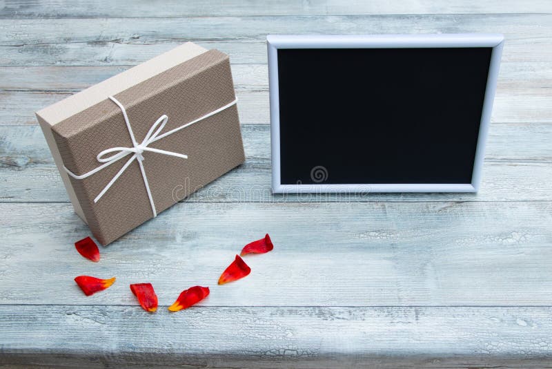 Caja de regalo con un marco vacío con el lugar para su texto fotos de archivo libres de regalías Caja de regalo con un marco vacío con el lugar para su texto fotos de archivo libres de regalías