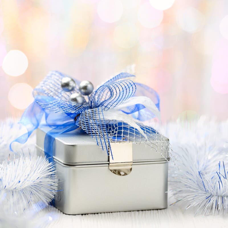 Caja de regalo de la Navidad en fondo abstracto imagen de archivo libre de regalías Caja de regalo de la Navidad en fondo abstracto imagen de archivo libre de regalías