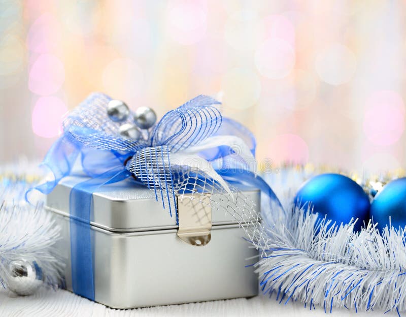 Caja de regalo de la Navidad en fondo abstracto foto de archivo libre de regalías Caja de regalo de la Navidad en fondo abstracto foto de archivo libre de regalías