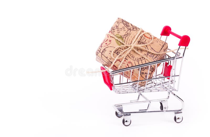Caja de regalo en carro de la compra en el fondo blanco Carretilla de la tienda Descuentos y regalos imagenes de archivo Caja de regalo en carro de la compra en el fondo blanco Carretilla de la tienda Descuentos y regalos imagenes de archivo