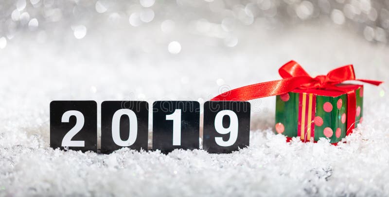 Caja de regalo de la Navidad y Año Nuevo 2019, en nieve, fondo abstracto de las luces del bokeh imagenes de archivo Caja de regalo de la Navidad y Año Nuevo 2019, en nieve, fondo abstracto de las luces del bokeh imagenes de archivo
