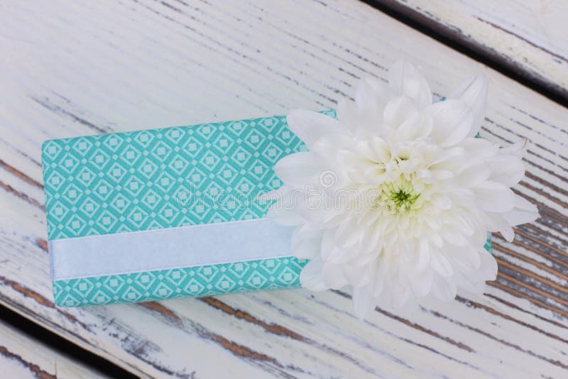 Caja de regalo de la turquesa con la flor blanca fotografía de archivo libre de regalías Caja de regalo de la turquesa con la flor blanca fotografía de archivo libre de regalías
