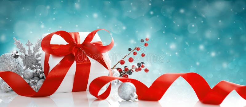 Caja de regalo de Navidad roja y azulejos sobre fondo azul imágenes de archivo libres de regalías Caja de regalo de Navidad roja y azulejos sobre fondo azul imágenes de archivo libres de regalías