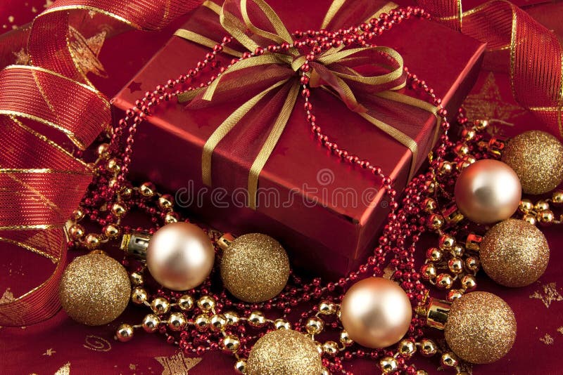Caja de regalo roja con la decoración, vida inmóvil de la Navidad imagen de archivo libre de regalías Caja de regalo roja con la decoración, vida inmóvil de la Navidad imagen de archivo libre de regalías