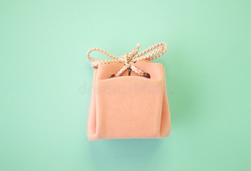 Caja de regalo rosada en un fondo azul Un regalo de vacaciones colorido Visi?n superior fotografía de archivo Caja de regalo rosada en un fondo azul Un regalo de vacaciones colorido Visi?n superior fotografía de archivo