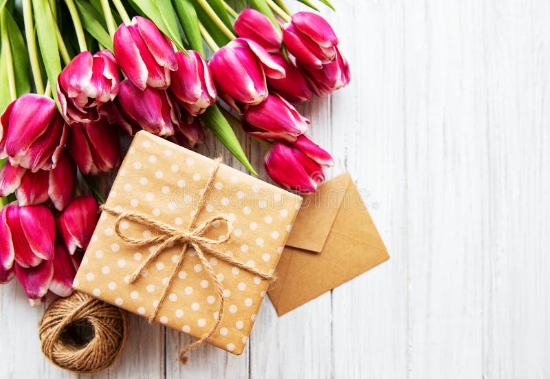 Caja de regalo y ramo de los tulipanes imágenes de archivo libres de regalías Caja de regalo y ramo de los tulipanes imágenes de archivo libres de regalías
