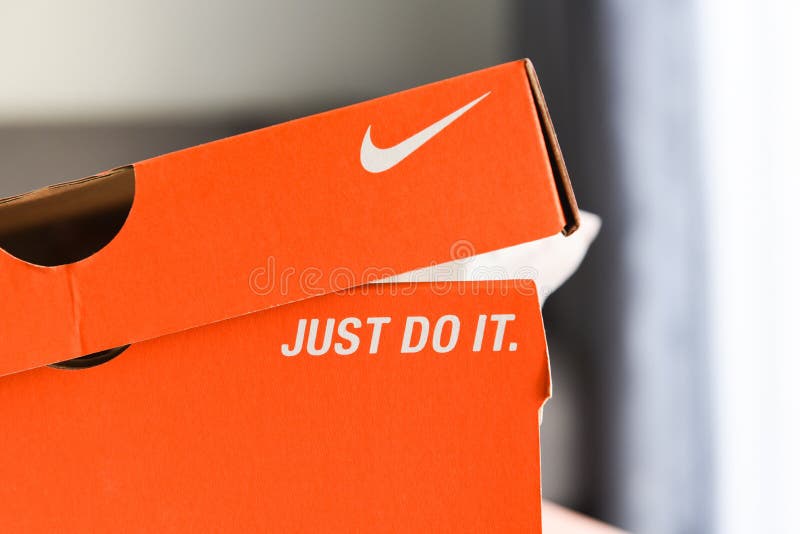 Caja De Zapatillas Nike Con Sólo Hacer Y El Logo De Nike En El Cuadro  Naranja En La Tienda Foto editorial - Imagen de ropa, gimnasio: 201493471