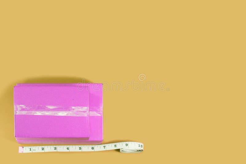 Caja del rosa de la visión superior con cinta métrica imagen de archivo libre de regalías Caja del rosa de la visión superior con cinta métrica imagen de archivo libre de regalías