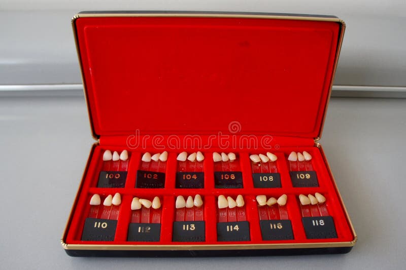 Caja del vintage de guías dentales de la sombra de los dientes de la porcelana foto de archivo libre de regalías Caja del vintage de guías dentales de la sombra de los dientes de la porcelana foto de archivo libre de regalías