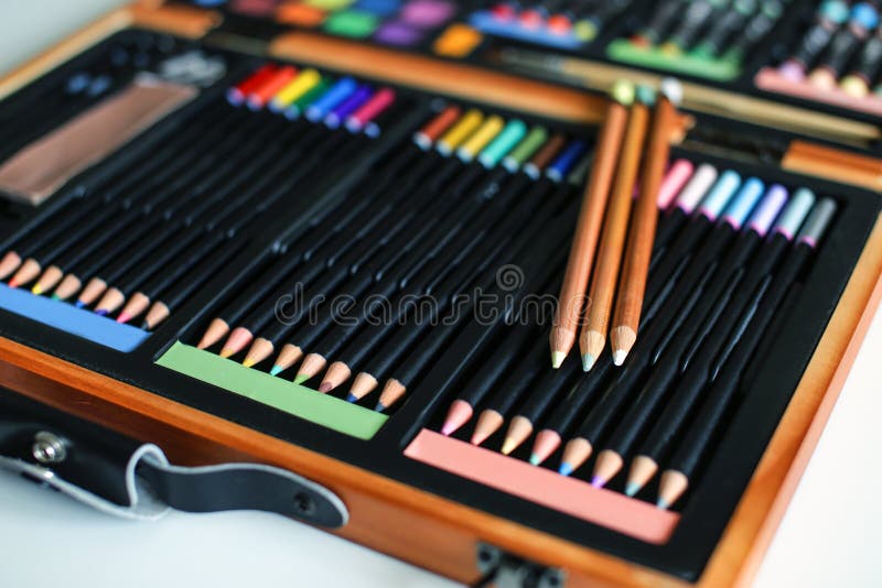 Caja En Colores Pastel De Dibujo Con Muchos Colores Imagen de archivo -  Imagen de pastel, artes: 59045759