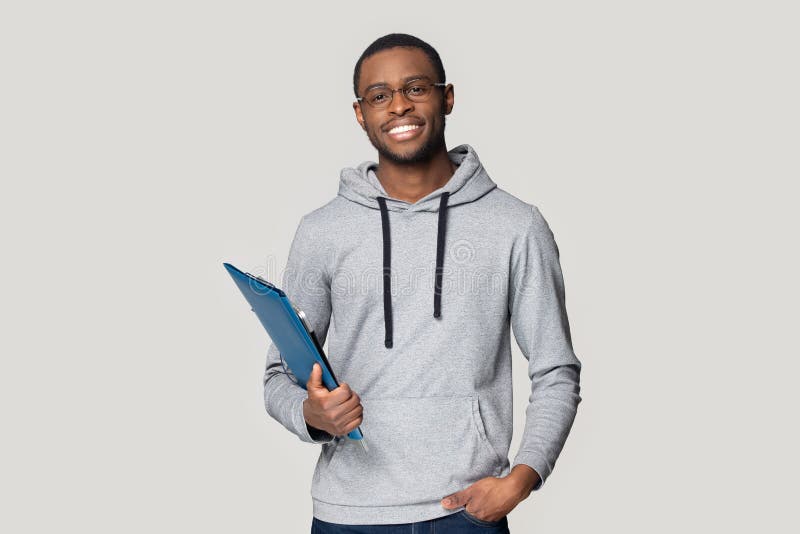 Caja negra sonriente de la carpeta de la tenencia del soporte del estudiante masculino fotografía de archivo