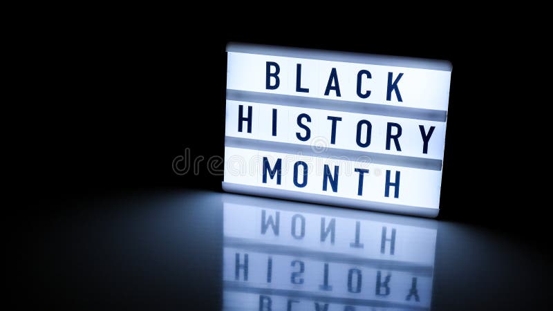 Caja relámpago con texto negro de historia mes sobre fondo negro oscuro con reflejo espejo. evento histórico del mensaje