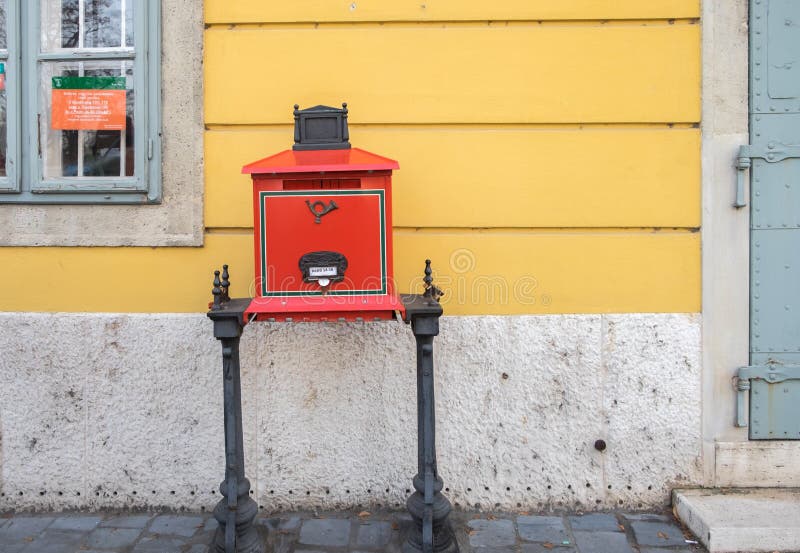 Caja roja de los posts de la viejo-moda tradicional en Budapest Hungría fotografía de archivo libre de regalías Caja roja de los posts de la viejo-moda tradicional en Budapest Hungría fotografía de archivo libre de regalías