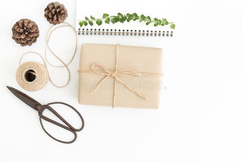 Caja y accesorios de regalos de la visión superior en el fondo blanco, papel de regalo hecho a mano en el piso blanco fotografía de archivo Caja y accesorios de regalos de la visión superior en el fondo blanco, papel de regalo hecho a mano en el piso blanco fotografía de archivo