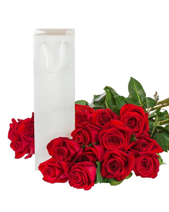 Caja y ramo de regalo de las flores de las rosas aisladas en blanco imágenes de archivo libres de regalías Caja y ramo de regalo de las flores de las rosas aisladas en blanco imágenes de archivo libres de regalías