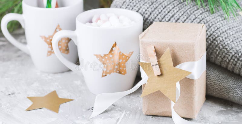 caja y tazas de regalo con las melcochas y los bastones de caramelo debajo del árbol de navidad imagen de archivo caja y tazas de regalo con las melcochas y los bastones de caramelo debajo del árbol de navidad imagen de archivo