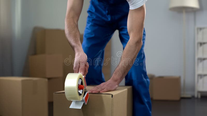 Cajas de cartón del embalaje del trabajador de la compañía móvil, servicios de entrega de la calidad fotos de archivo Cajas de cartón del embalaje del trabajador de la compañía móvil, servicios de entrega de la calidad fotos de archivo