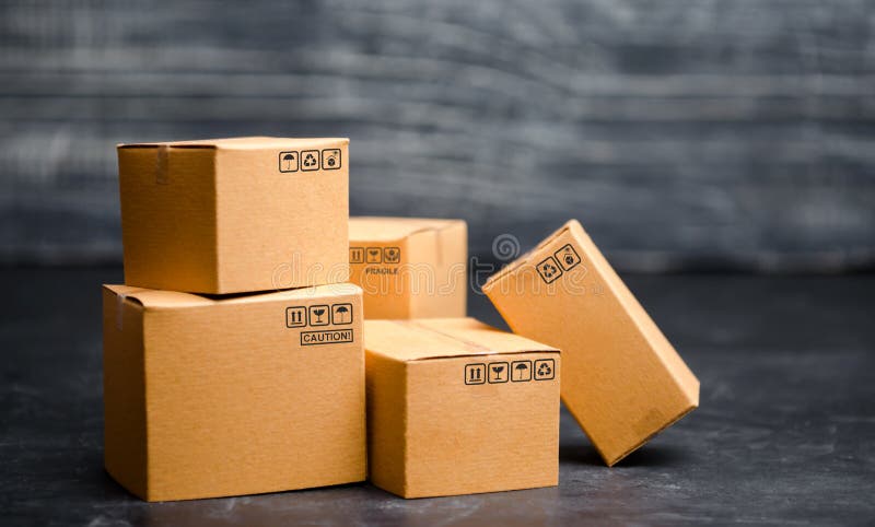 Cajas de cartón El concepto de mercancías que embalan, enviando órdenes a los clientes Warehouse de productos finales y del equip fotos de archivo libres de regalías Cajas de cartón El concepto de mercancías que embalan, enviando órdenes a los clientes Warehouse de productos finales y del equip fotos de archivo libres de regalías