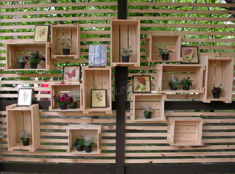 Cajas De Madera Adornadas En La Pared Imagen de archivo - Imagen de