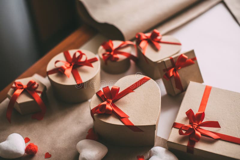Cajas de regalo en la forma del corazón imágenes de archivo libres de regalías Cajas de regalo en la forma del corazón imágenes de archivo libres de regalías